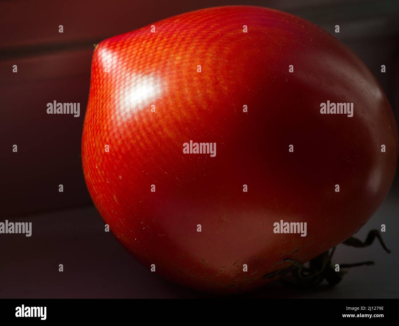 Tomate avec ombres projetées par un écran Banque D'Images