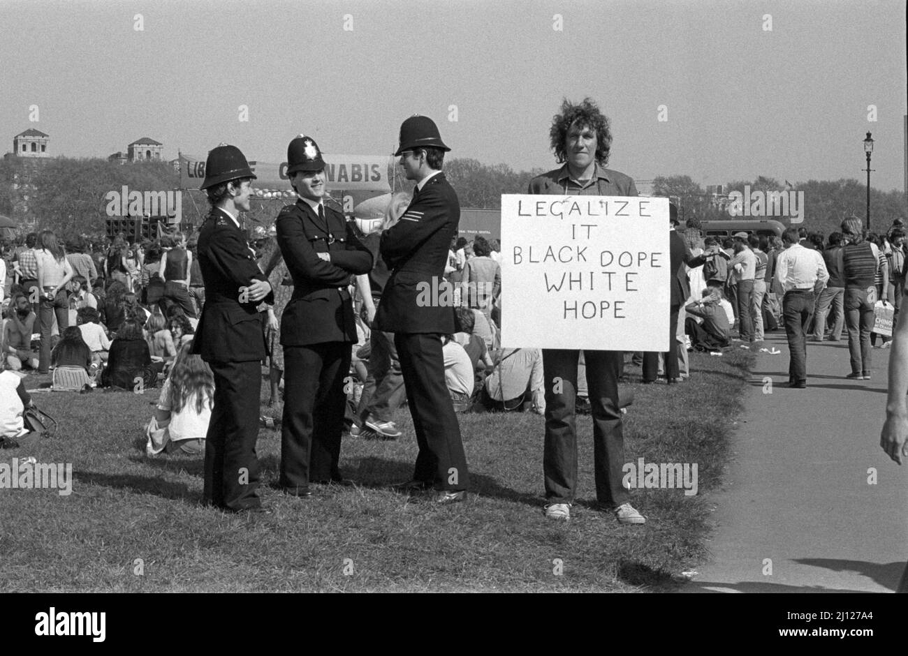 Libérer la démonstration de cannabis à Hyde Park, Londres, Angleterre en 1980 Banque D'Images