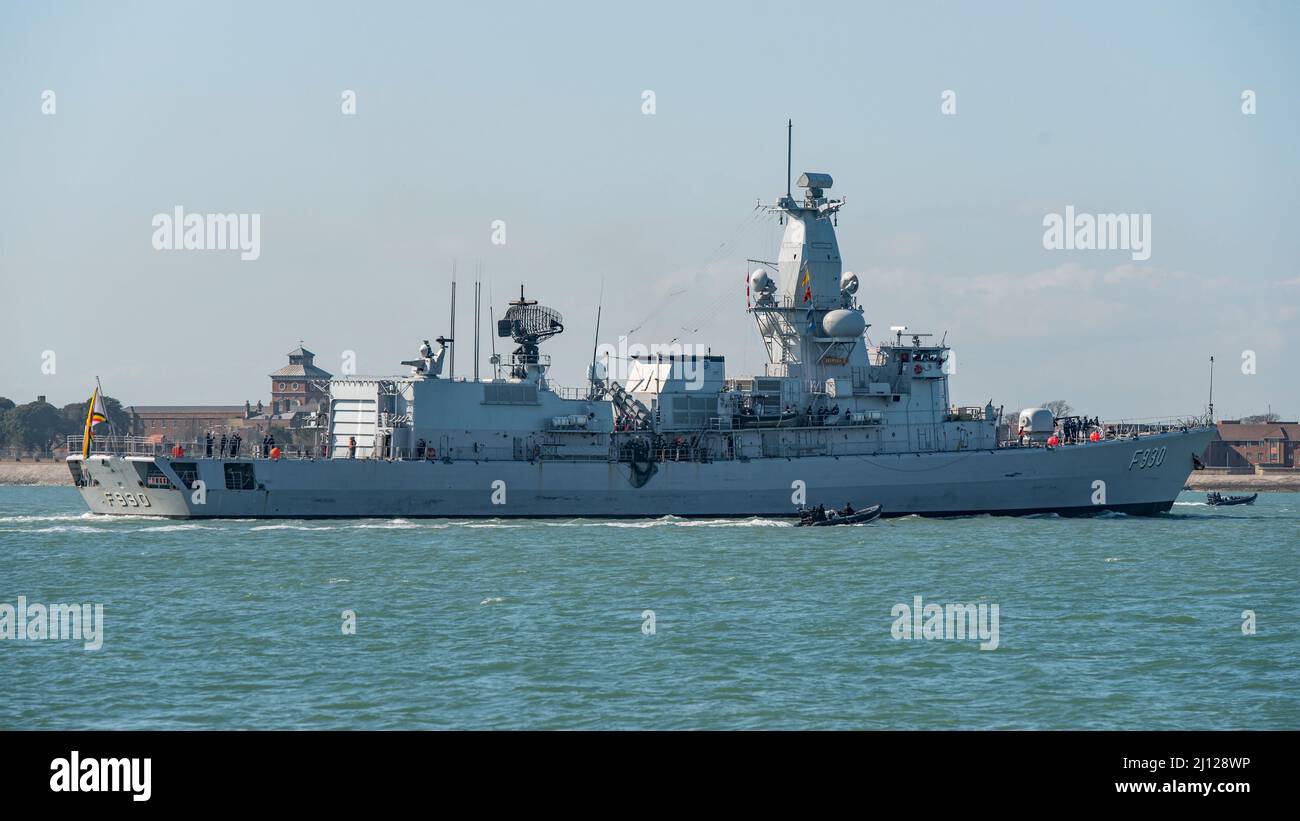 La frégate de la Marine belge BNS Leopold I (F930) est arrivée à Portsmouth, Royaume-Uni, le 18th mars 2022, pour une visite de port d'un week-end. Banque D'Images