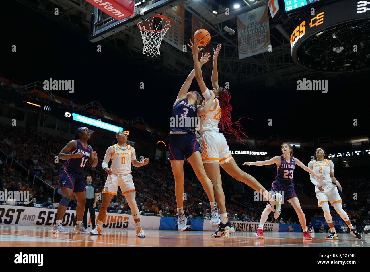 21 mars 2022 : La clé n°20 de Tamari de la Dame de Vols du Tennessee combat Madison Bartley n°3 des Bruins de Belmont pour un rebond lors d'un deuxième tour du tournoi de basketball féminin NCAA 2022 entre l'Université du Tennessee Lady Vols et les Bruins de l'Université de Belmont à la Thompson Boling Arena de Knoxville, TN Tim Gangloff/CSM Banque D'Images