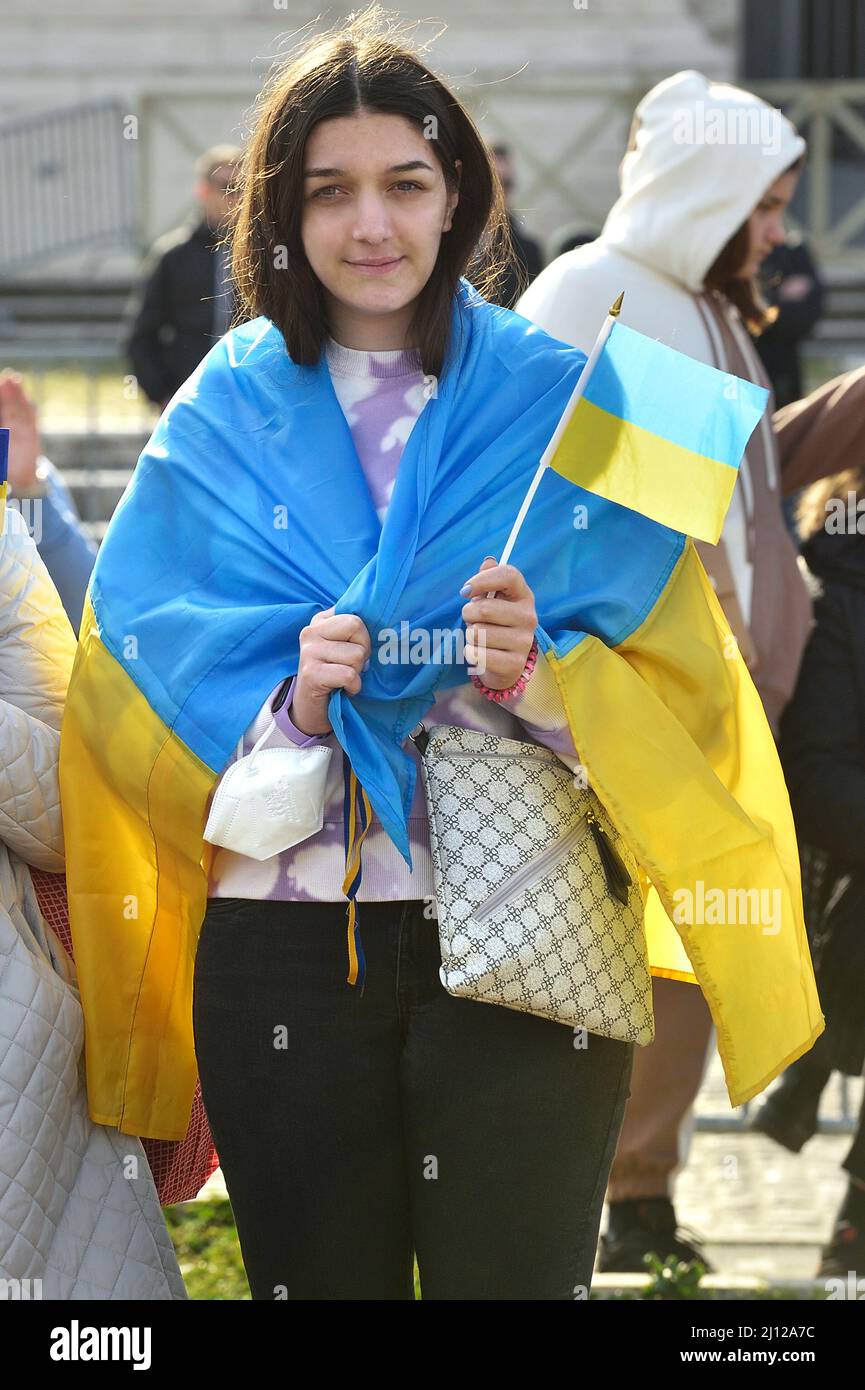 Roma, Italien. 21st mars 2022. Des personnes portant des signes assistent à une manifestation appelant à la paix entre l'Ukraine et la Russie, à Rome, (Italie) Mars 20th 2022 crédit: dpa/Alamy Live News Banque D'Images