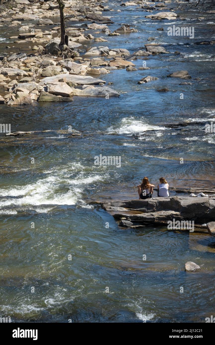 Deux jeunes femmes appréciant la beauté pittoresque de Sope Creek, Un affluent de la rivière Chattahoochee, le long des ruines du moulin de Sope Creek près d'Atlanta, GA. Banque D'Images