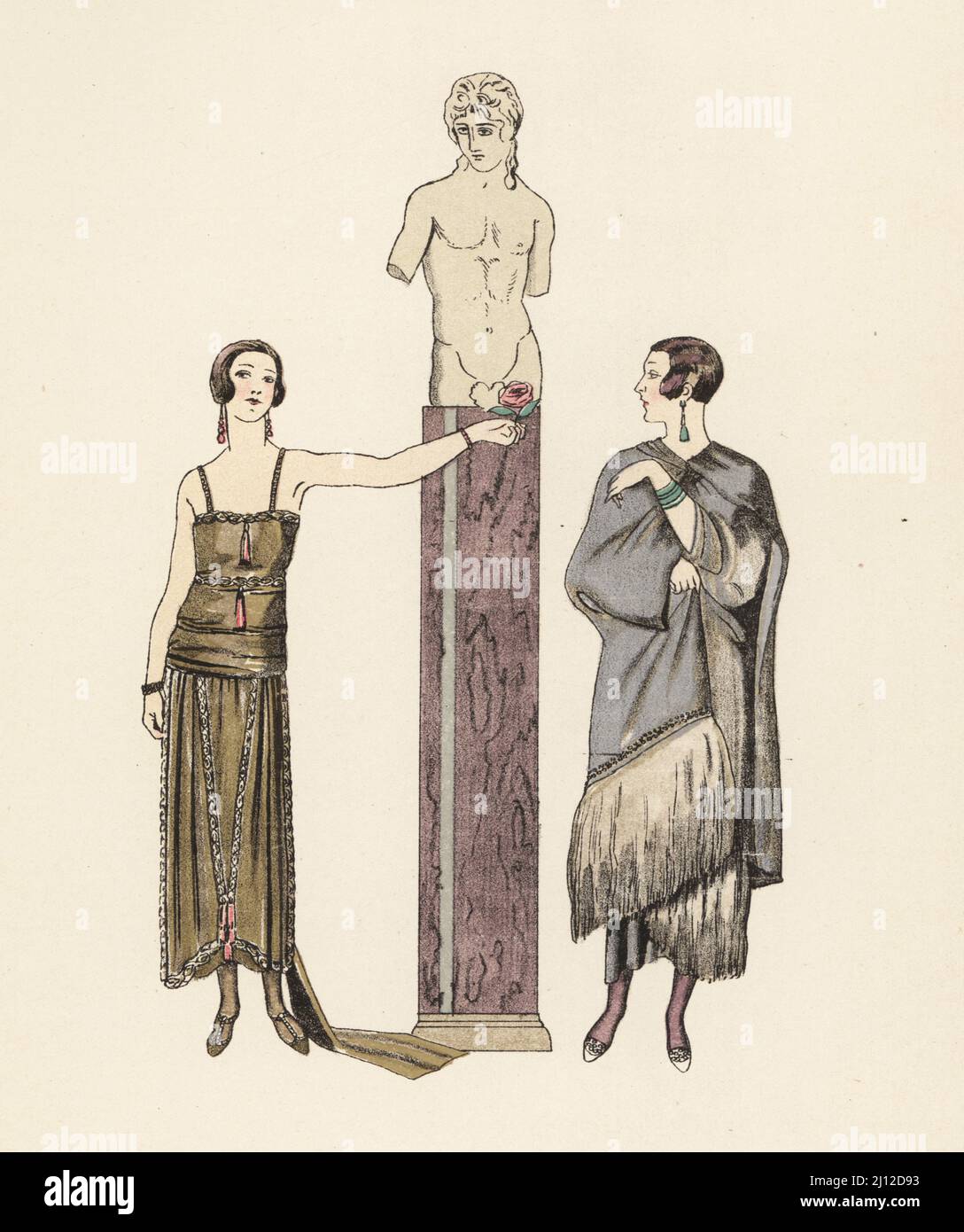 Femmes en short bob coupe de cheveux en soirée robe et manteau par le couturier Worth, offrant une rose à une statue d'Eros. Robe et manteau du soir par Worth de la Gazette du bon ton, 1924. Lithographie pochorale de couleur main de Marcel Bry, de Raymonde See’s le Costume de la Révolution a nos jours, Editions de la Gazette des Beaux-Arts, Paris, 1929. Banque D'Images
