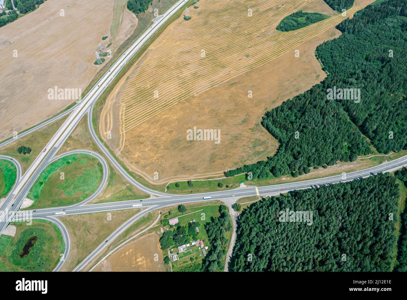 carrefour routier et circulation automobile à la campagne. paysage rural d'été. photo de drone. Banque D'Images