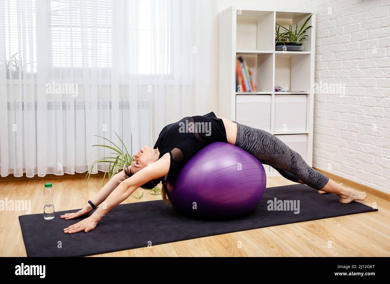 Exercices d'étirement avec ballon de fitness. Une femme de formation  pilates Photo Stock - Alamy