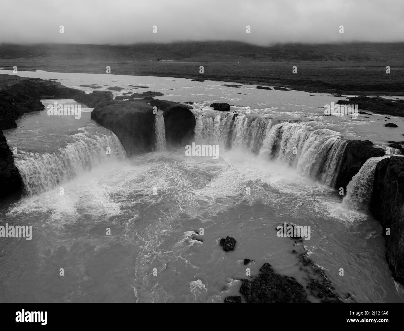 Vue BeautifulAerial de l'immense cascade Godafoss en Islande, la cascade des dieux -Goðafoss Banque D'Images