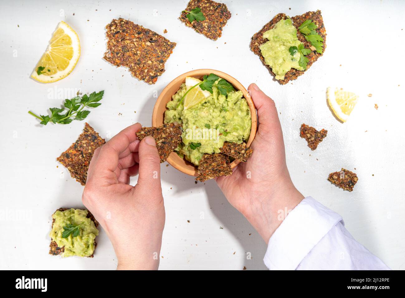 Guacamole maison avec frites sans gluten. Guacamole, hors-d'œuvre de légumes, pâte d'avocat. Régime de céto sain à base de plantes. Banque D'Images