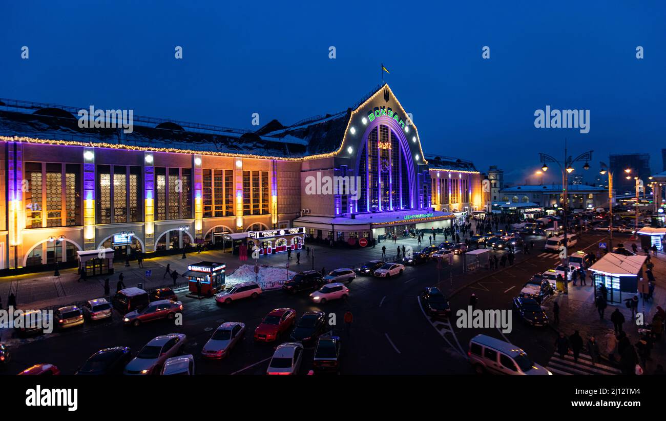 Kiev, Ukraine - 20 décembre 2018 : gare de Kiev-Pasazhyrskyi la nuit en hiver Banque D'Images