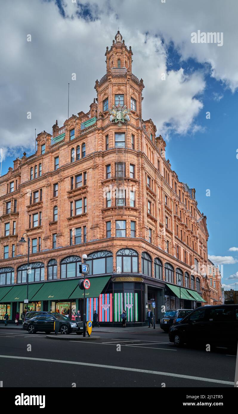 Extérieur de la grande boutique chère et de luxe Harrods, Kensington, Londres, Angleterre. Banque D'Images