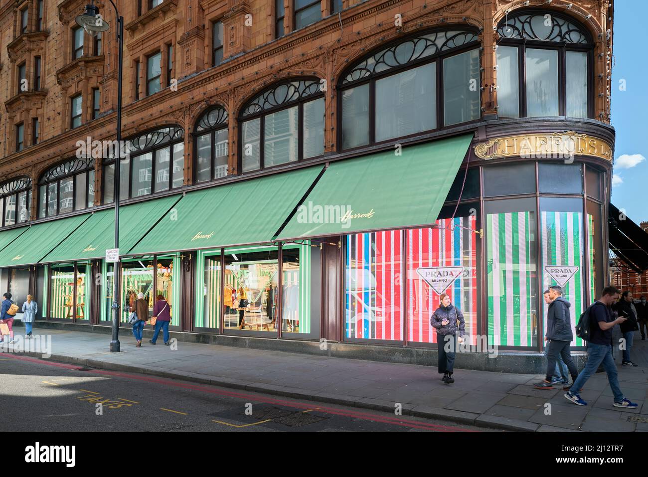 Boutique de la fenêtre dans le bon magasin cher et de luxe de Harrods, Kensington, Londres, Angleterre. Banque D'Images