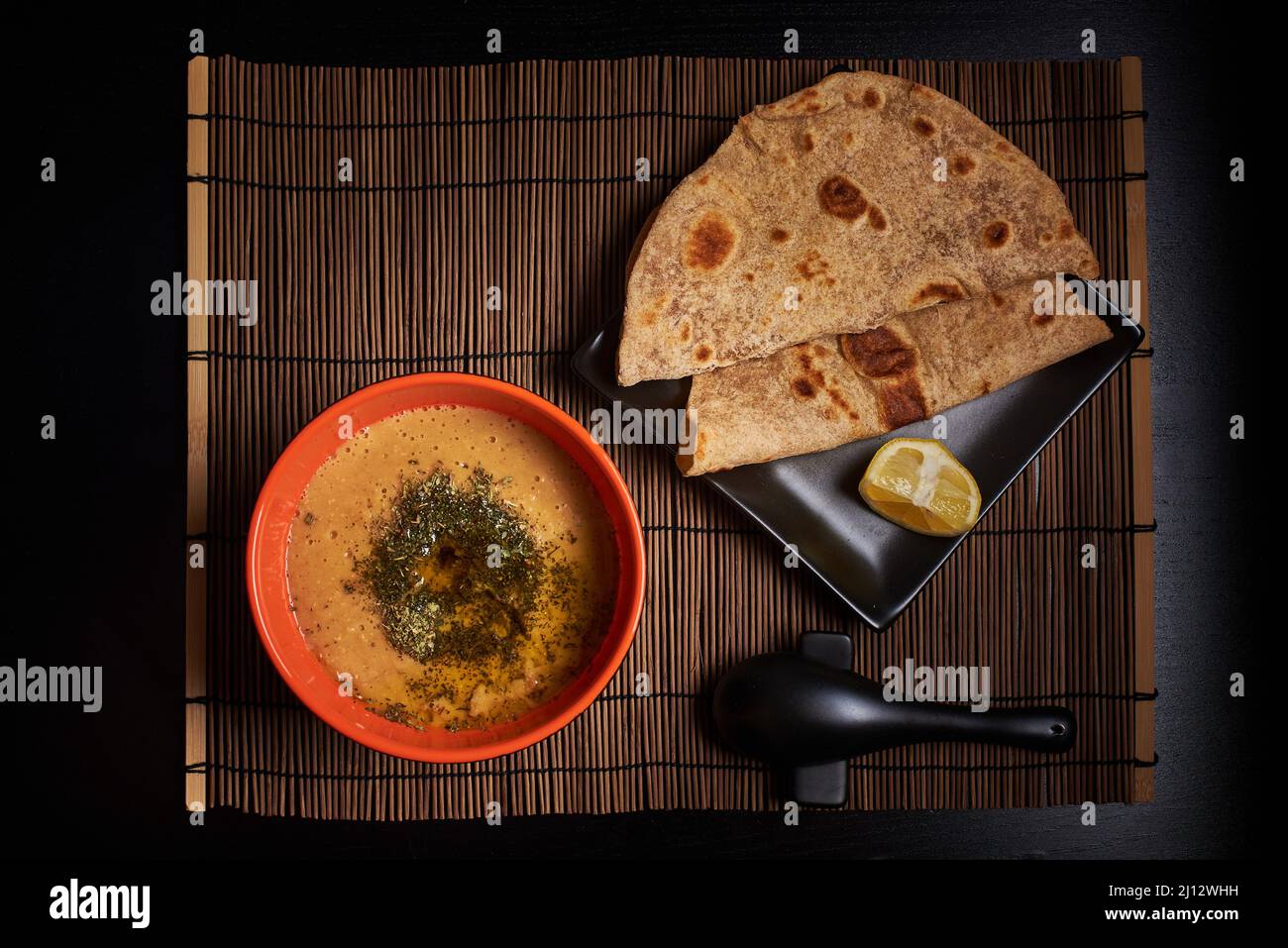 Photo de la nourriture, soupe de lentilles dans un bol avec deux tranches de pain de chapati, plat végétalien de menue turque orientale, vue de dessus de la nourriture végétarienne Banque D'Images