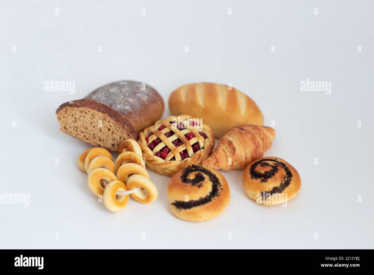 Miniature de pâtisseries de boulangerie en gros plan sur un fond isolé Banque D'Images