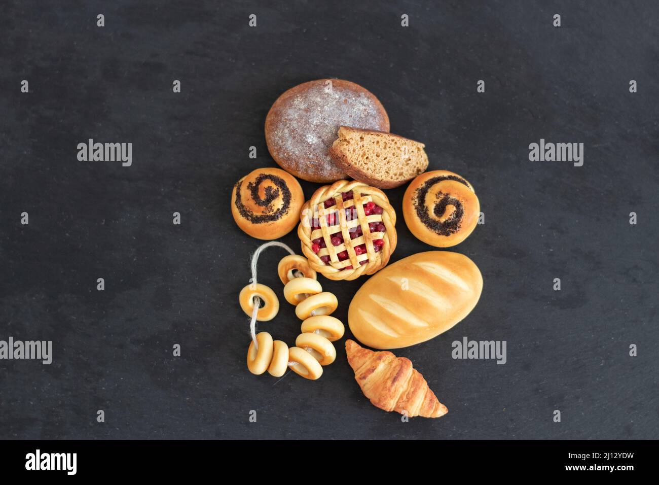 Miniature de pâtisseries de boulangerie en gros plan sur un fond isolé Banque D'Images