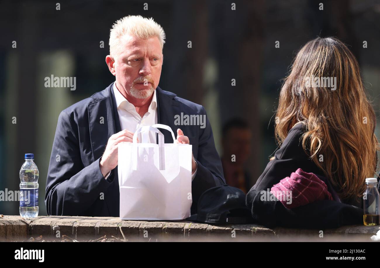 pic shows: Boris Becker au Southwark Crown court à Londres todayWhere il est en procès pour faillite accompagné de la petite amie glamour Lilian d Banque D'Images