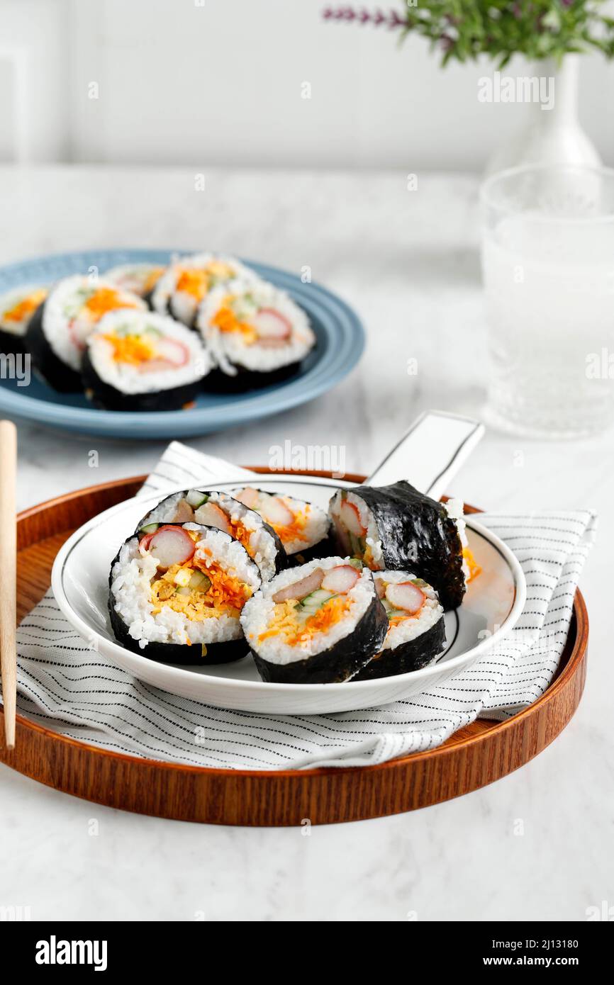 Gimbap en rouleau coréen (Kimbob ou Kimbap) fait de riz blanc à la vapeur (BAP) et divers autres ingrédients, tels que Kyuri, Carrot, saucisse, bâton de crabe, ou Banque D'Images