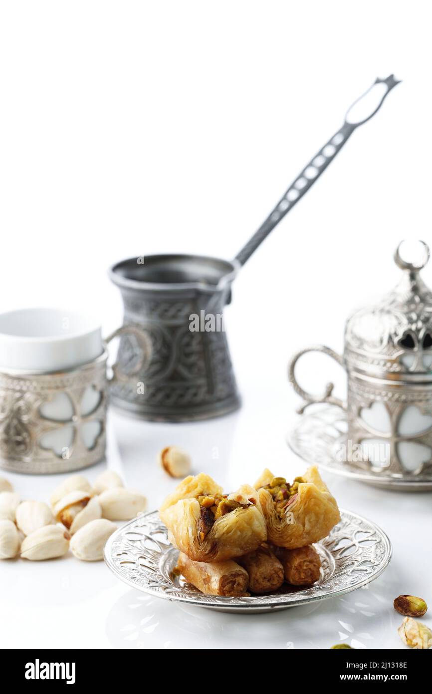 Ramadan turc dessert Baklava, servie avec du thé turc ou du café, isolée sur du blanc Banque D'Images