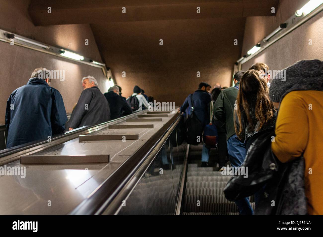 Milan, Italie. 03rd octobre 2019. Les voyageurs se rendent dans un ascenseur à l'intérieur d'une station de métro de Milan, en Italie. (Photo par Alexander Pohl/Sipa USA) crédit: SIPA USA/Alay Live News Banque D'Images