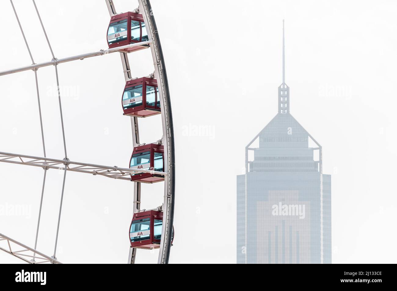 Hong Kong, Chine. 18th mars 2022. La roue d'observation de Hong Kong au Central Harbourfront est vide. En raison de la pandémie COVID-19 en cours et des mesures restrictives de distanciation sociale prises par le gouvernement, Hong Kong a enregistré un peu plus de 7 000 000 visiteurs en janvier 2022 et seulement 91 398 en tout 2021, soit une baisse de 97 % par rapport à l'année précédente. Crédit : SOPA Images Limited/Alamy Live News Banque D'Images