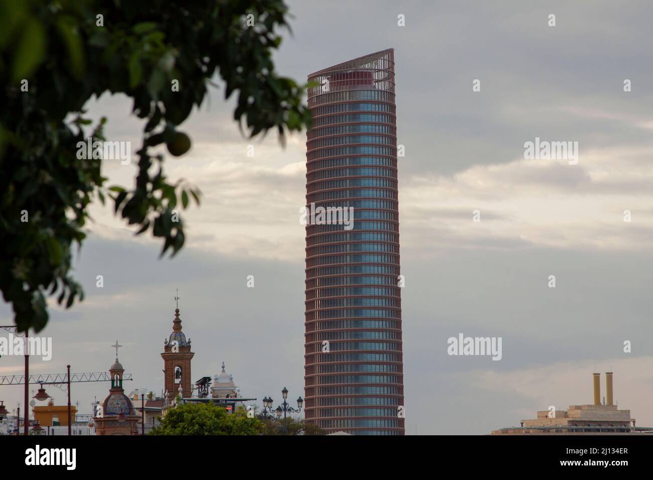 Séville, Espagne. Mars 2022. Vue sur Torre Pelli depuis le quartier de Triana. La tour Pelli est un gratte-ciel de bureau de 180,5 mètres de haut (592 pieds) et a 40 Banque D'Images