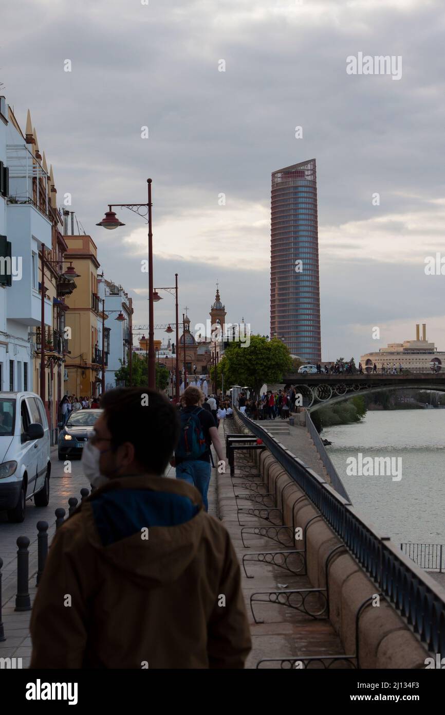 Séville, Espagne. Mars 2022. Vue sur Torre Pelli depuis le quartier de Triana. La tour Pelli est un gratte-ciel de bureau de 180,5 mètres de haut (592 pieds) et a 40 Banque D'Images