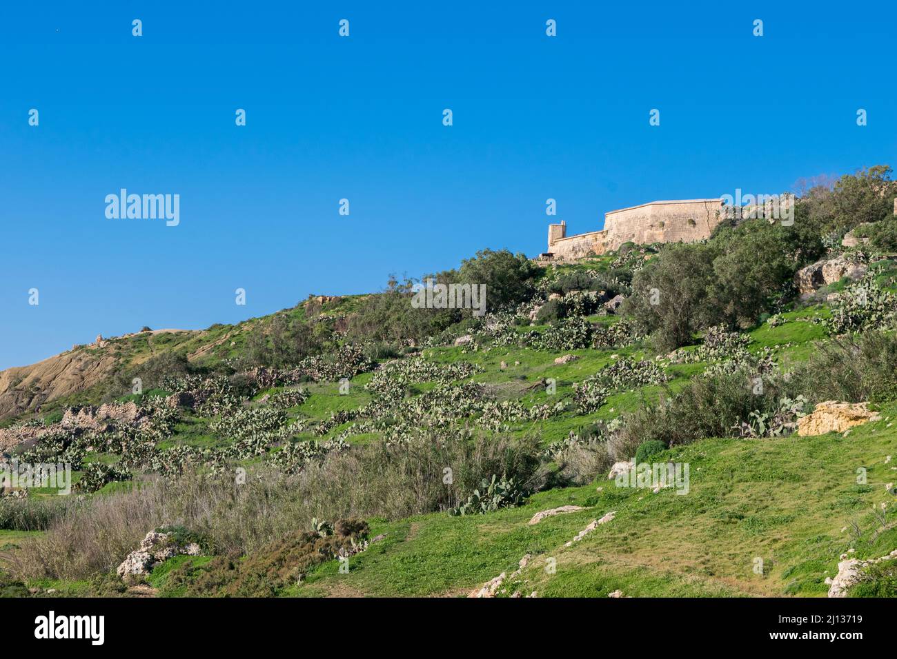 Vue panoramique sur les collines et le fort Chambray, à Gozo, Malte, forteresse construite par l'ordre de Saint Jean Banque D'Images