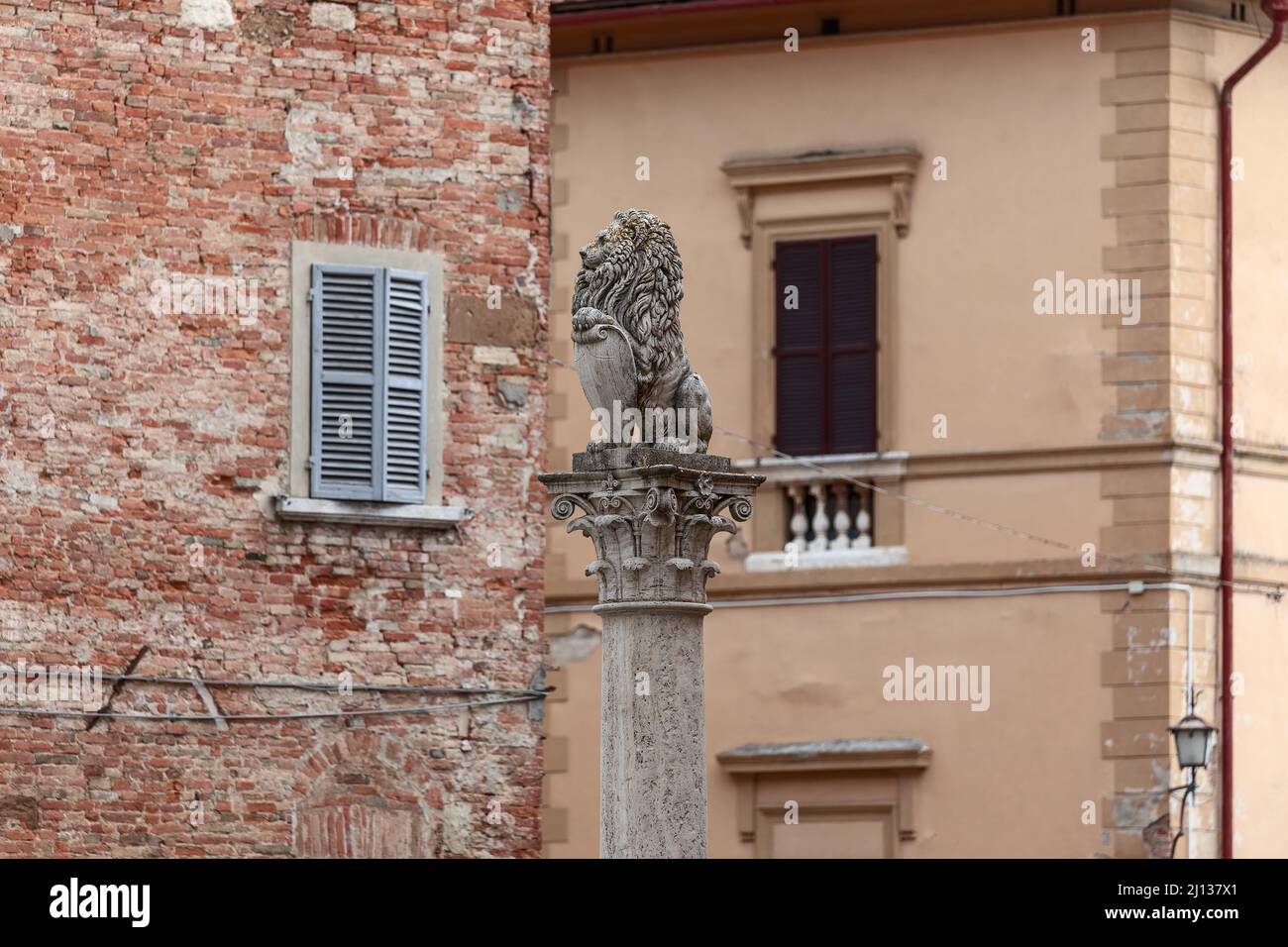 Une réplique en marbre d'un lion florentin au sommet de la colonne Marzocco sur la Piazza Savonarola, Montepulciano, Toscane Banque D'Images