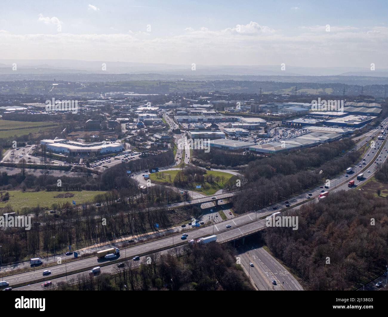 Birstall - Mars 2022: Sortie 27 Retail Park avec autoroute en vue Banque D'Images