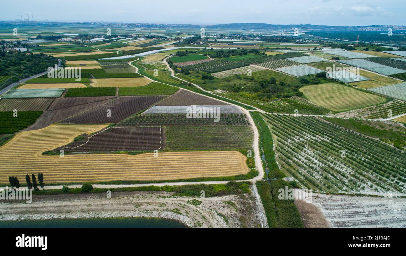 Vue aérienne d'un village rural en Israël la demande excessive de suburbains a un lourd tribut sur les terres ouvertes et arables du pays Banque D'Images