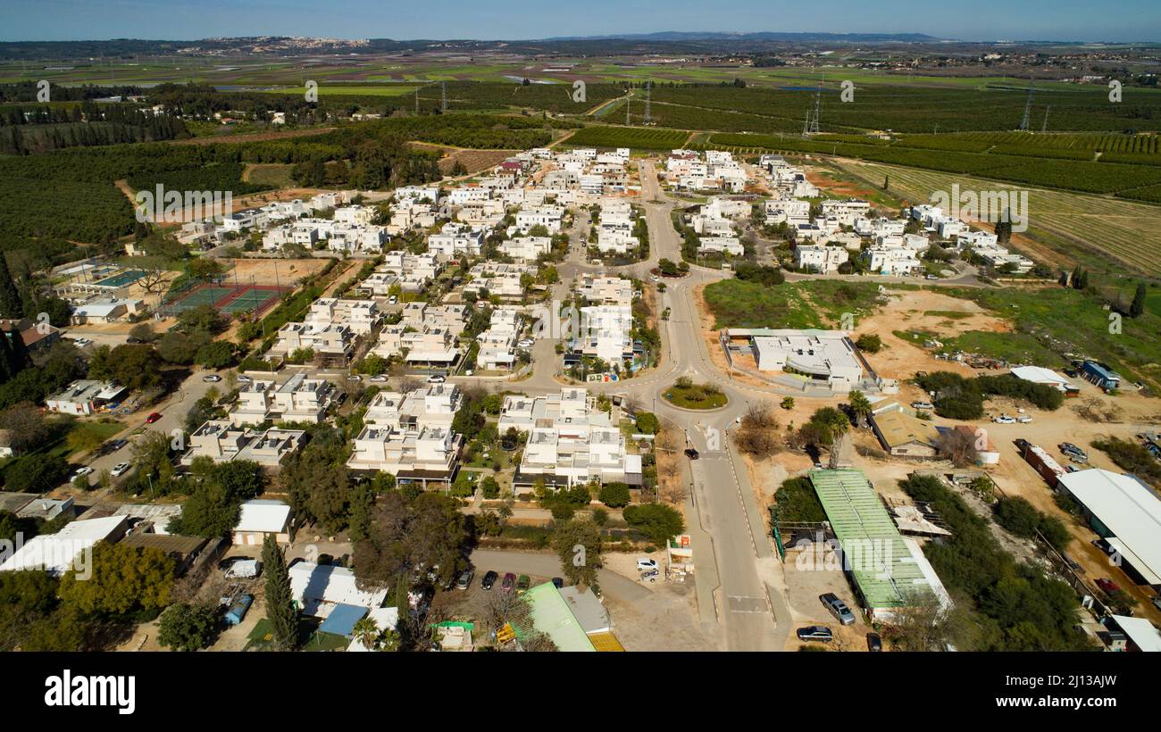 Vue aérienne d'un village rural en Israël la demande excessive de suburbains a un lourd tribut sur les terres ouvertes et arables du pays Banque D'Images