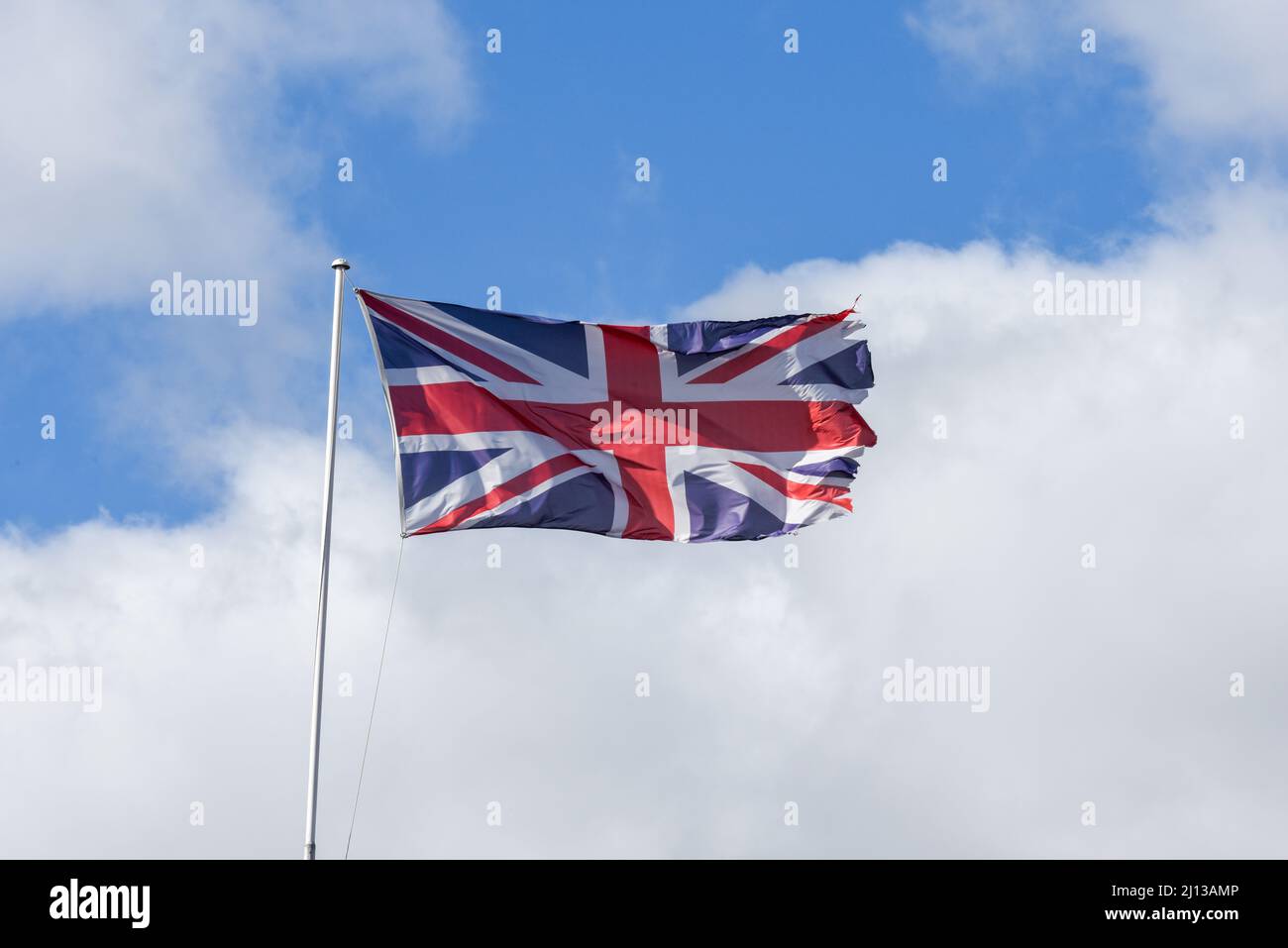 Drapeau de l'Union Jack du Royaume-Uni en train de rouler avec des bords déchirés Banque D'Images