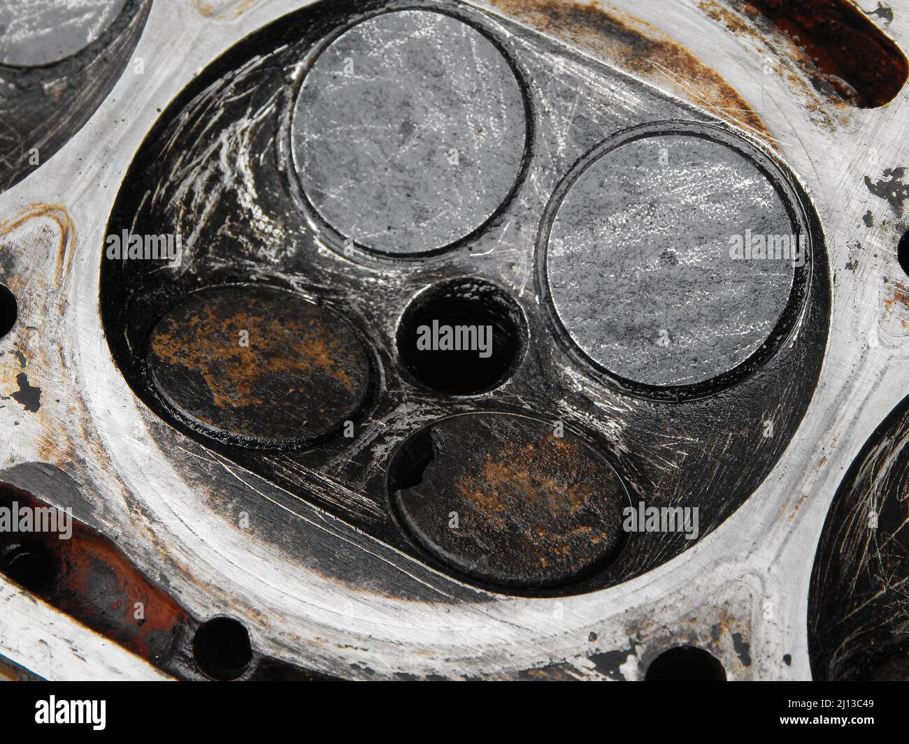 Soupape d'échappement brûlée. Bloc de soupapes du moteur de la voiture. Banque D'Images