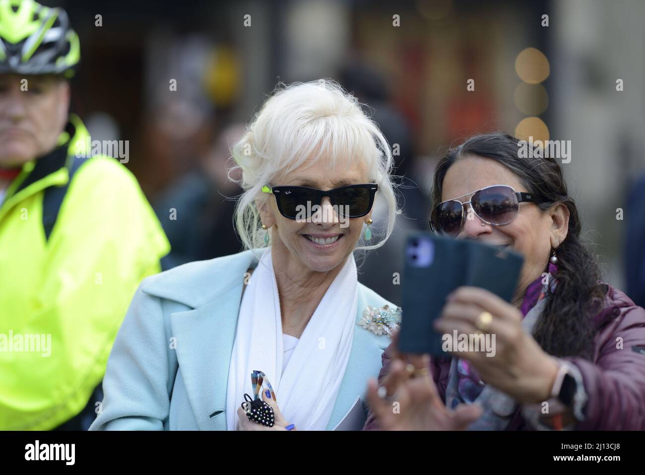 Debbie McGee - interprète et femme du regretté magicien Paul Daniels - posant pour un selfie devant le service commémoratif de Dame Vera Lynn à Westminste Banque D'Images