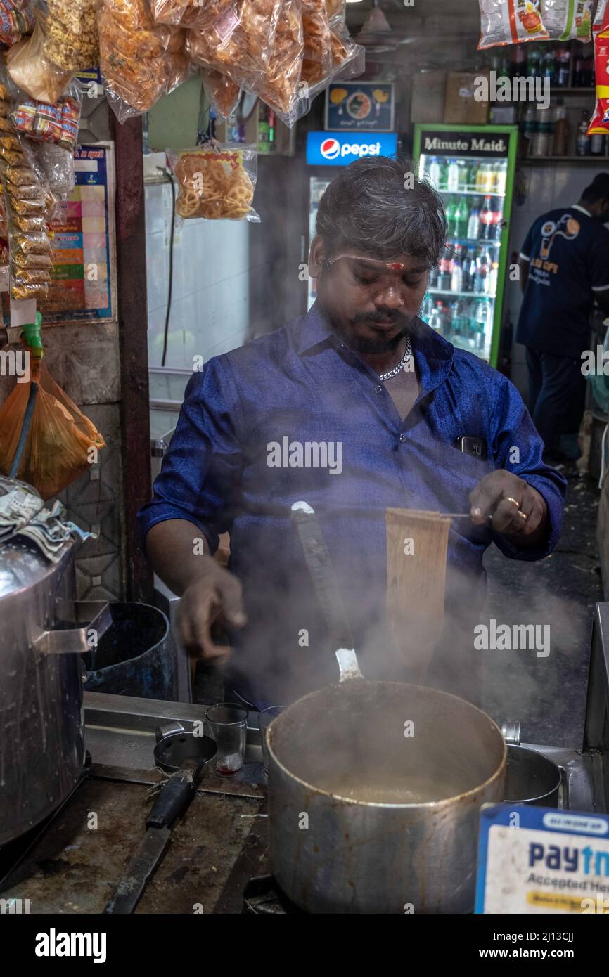 vendeur de rue faisant chai photographié au marché alimentaire de Pondichéry, Inde Banque D'Images