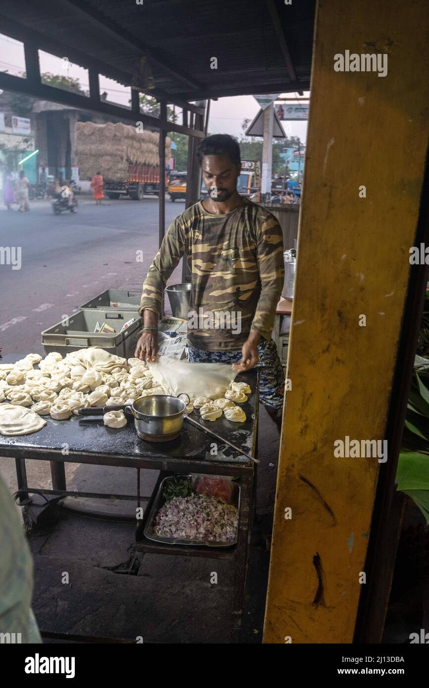 Vendeur de rue préparant et vendant du pain de Parotta sur le marché alimentaire de Tiruvannamalai, Tamil Nadu, Inde Parotta ou Porotta est une couche sous-continentale Banque D'Images