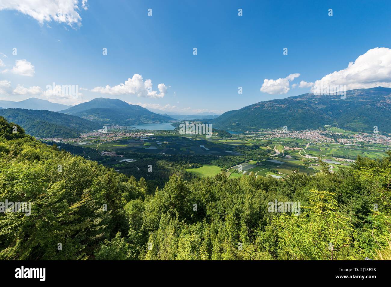 Vue aérienne de la vallée de Sugana (Valsugana) avec le lac de Levico et Caldonazzo, le village de Caldonazzo et la ville de Levico terme. Trentin, Italie. Banque D'Images