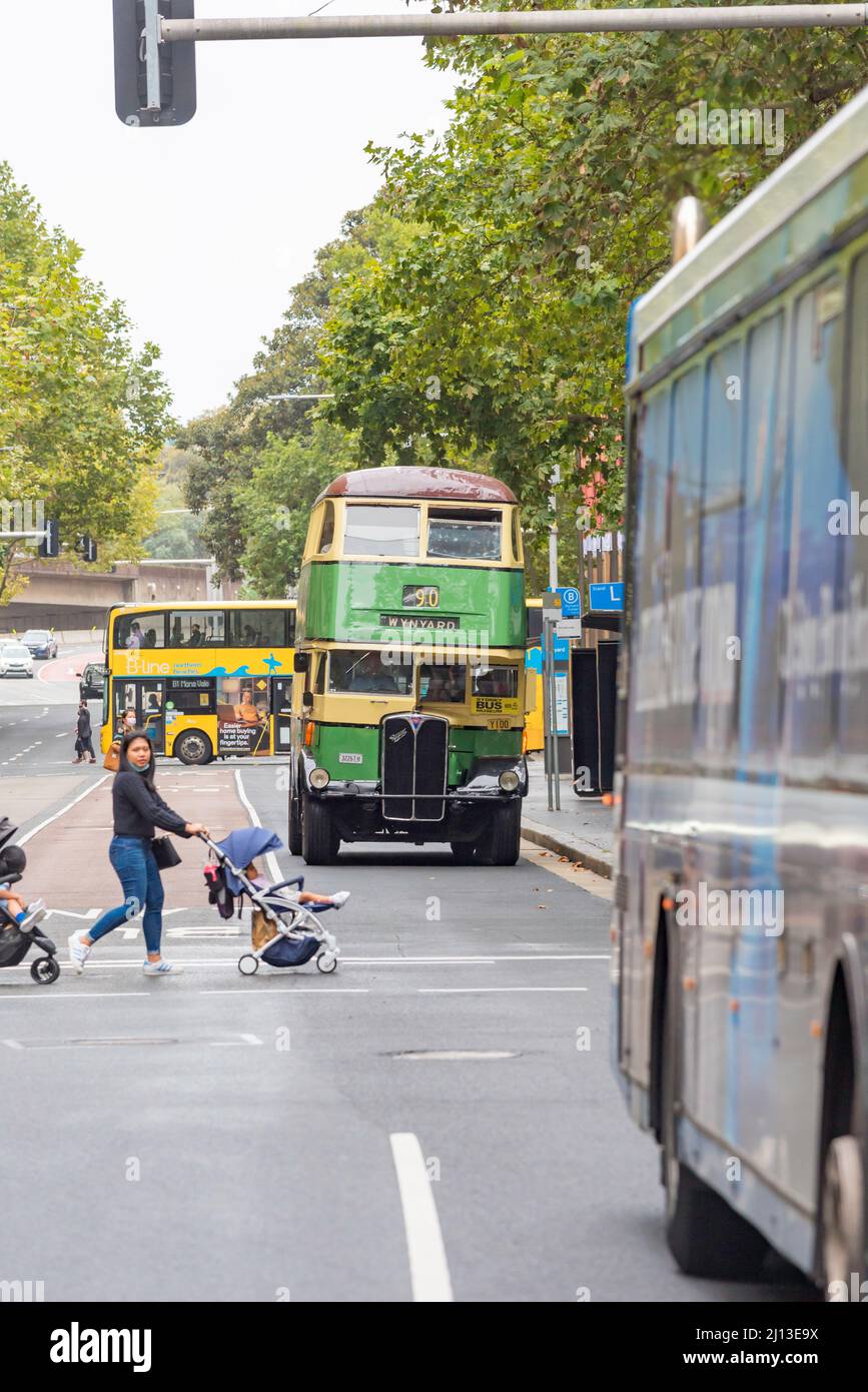 19th mars 2022, Sydney Australie : les bus à impériale d'époque de Sydney ont effectué des excursions gratuites toute la journée pour l'anniversaire du pont du port de Sydney en 90th Banque D'Images