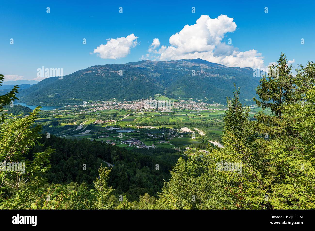 Vue aérienne de la vallée de Sugana (Valsugana) avec la petite ville de Levico terme et le lac de Levico, province de trente, Trentin-Haut-Adige, Italie, Europe. Banque D'Images