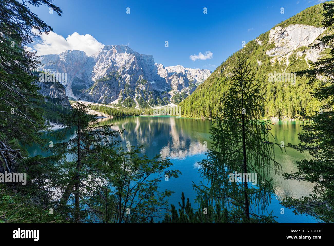 Le lac de Braies (Lago di Braies ou Pragser Wildsee) et le pic de la montagne de Croda del Becco ou Seekofel, Dolomites, Tyrol du Sud, Trentin-Haut-Adige. Banque D'Images