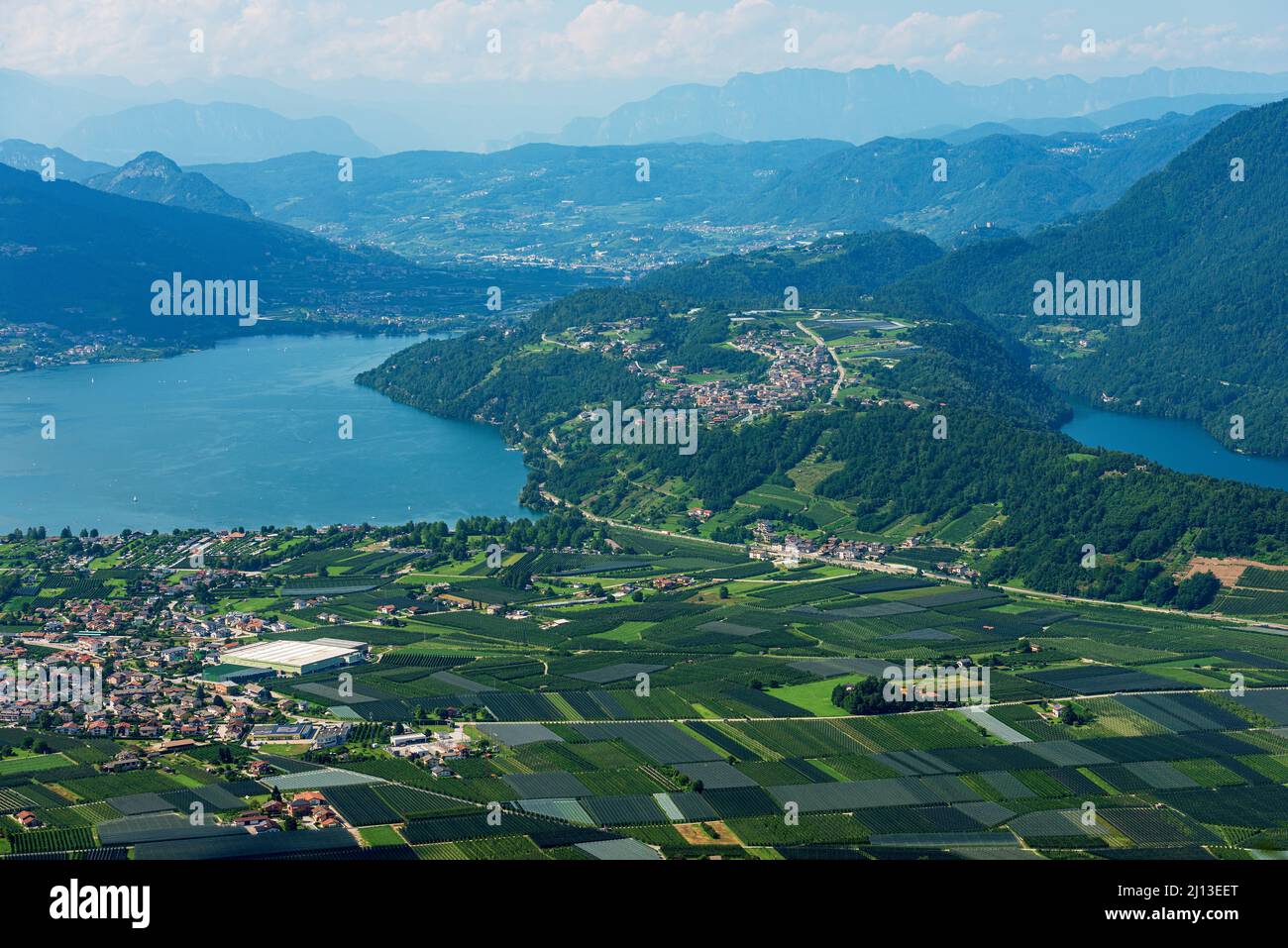 Vue aérienne de la vallée de Sugana (Valsugana) avec le lac Caldonazzo et Lévico, Caldonazzo et le village de Tenna. Trentin-Haut-Adige, Italie, Europe. Banque D'Images