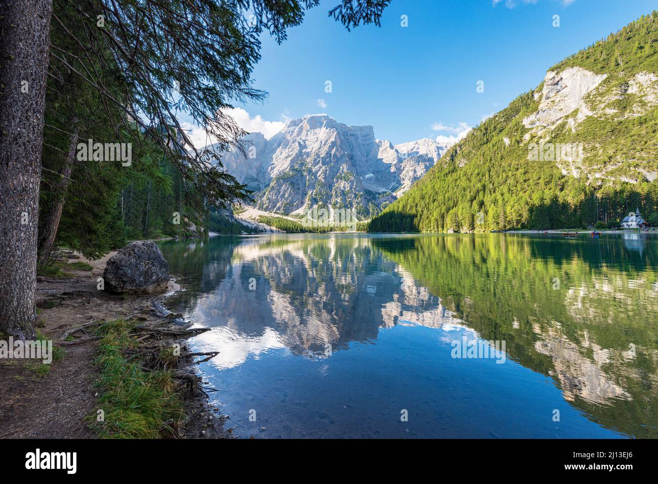 Le lac de Braies (Lago di Braies ou Pragser Wildsee) et le pic de la montagne de Croda del Becco ou Seekofel, Dolomites, Tyrol du Sud, Trentin-Haut-Adige. Banque D'Images