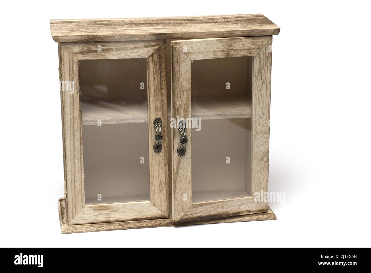 Gros plan d'une petite armoire en bois décorative avec portes en verre  encadrées et poignées en métal sur fond blanc Photo Stock - Alamy