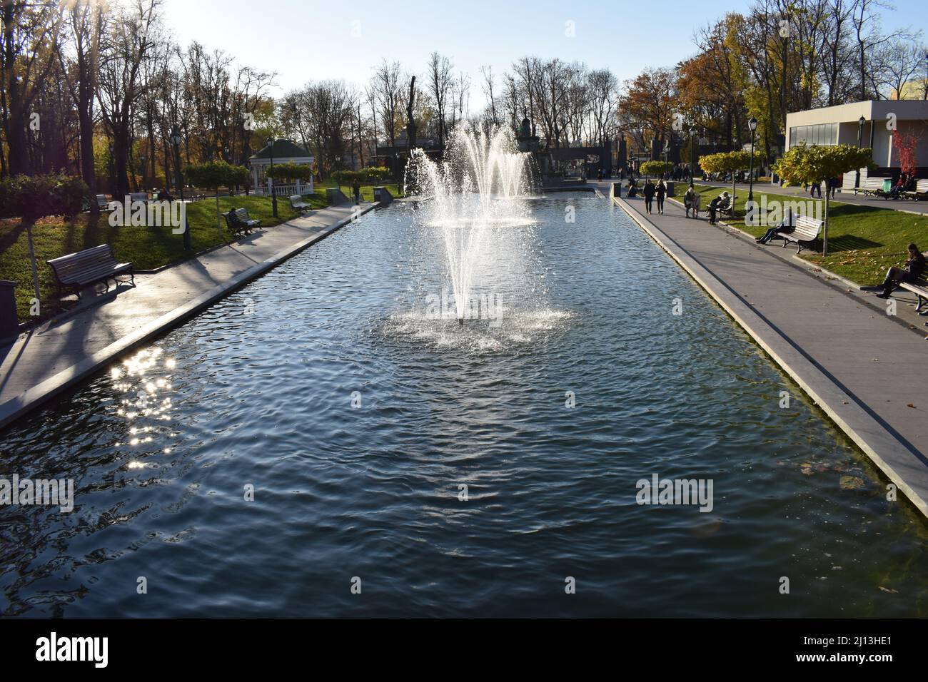 Kharkov, Ukraine. 2021, octobre 26. Vue sur un canal avec des gouttes d'eau et des éclaboussures, des jets d'eau et des éclaboussures Banque D'Images