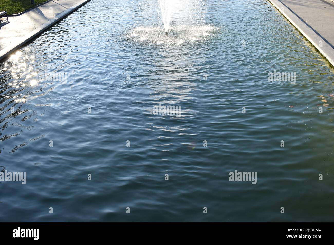 Kharkov, Ukraine. 2021, octobre 26. Vue sur un canal avec des gouttes d'eau et des éclaboussures, des jets d'eau et des éclaboussures Banque D'Images