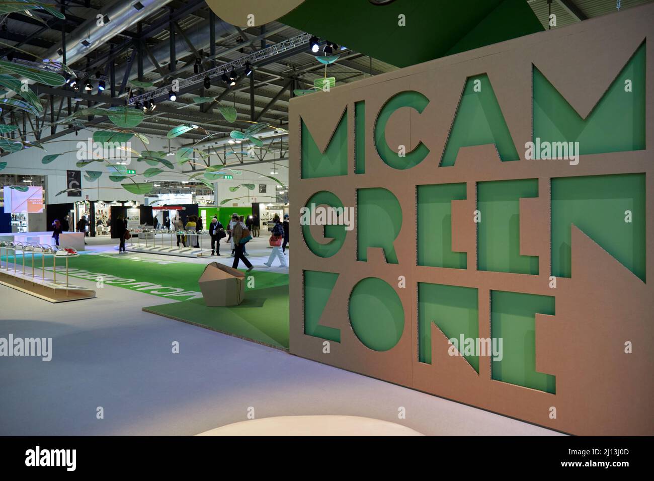 MILAN, ITALIE - 13 MARS 2022 : installation de Micam Green zone pendant le salon Mipel Banque D'Images