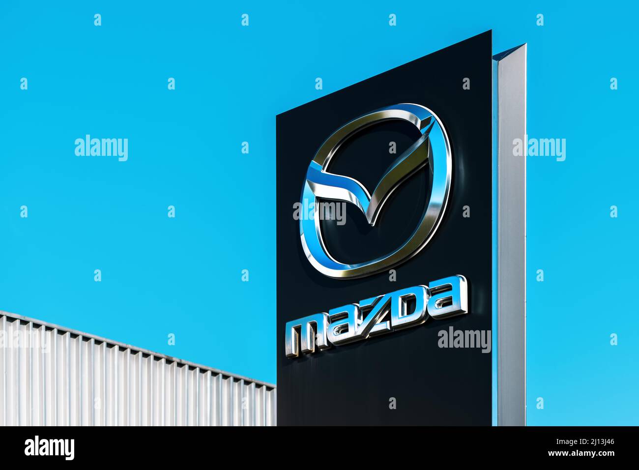 Novi Sad, Serbie - 16 janvier 2022 : signalisation de la concession de voitures Mazda contre le ciel bleu. Logo de Mazda Motor Corporation, constructeur automobile multinational japonais. Banque D'Images