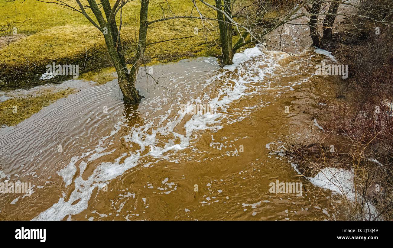 La rivière déborde après une nuit de pluie qui fait fondre la neige Photo Stock Alamy