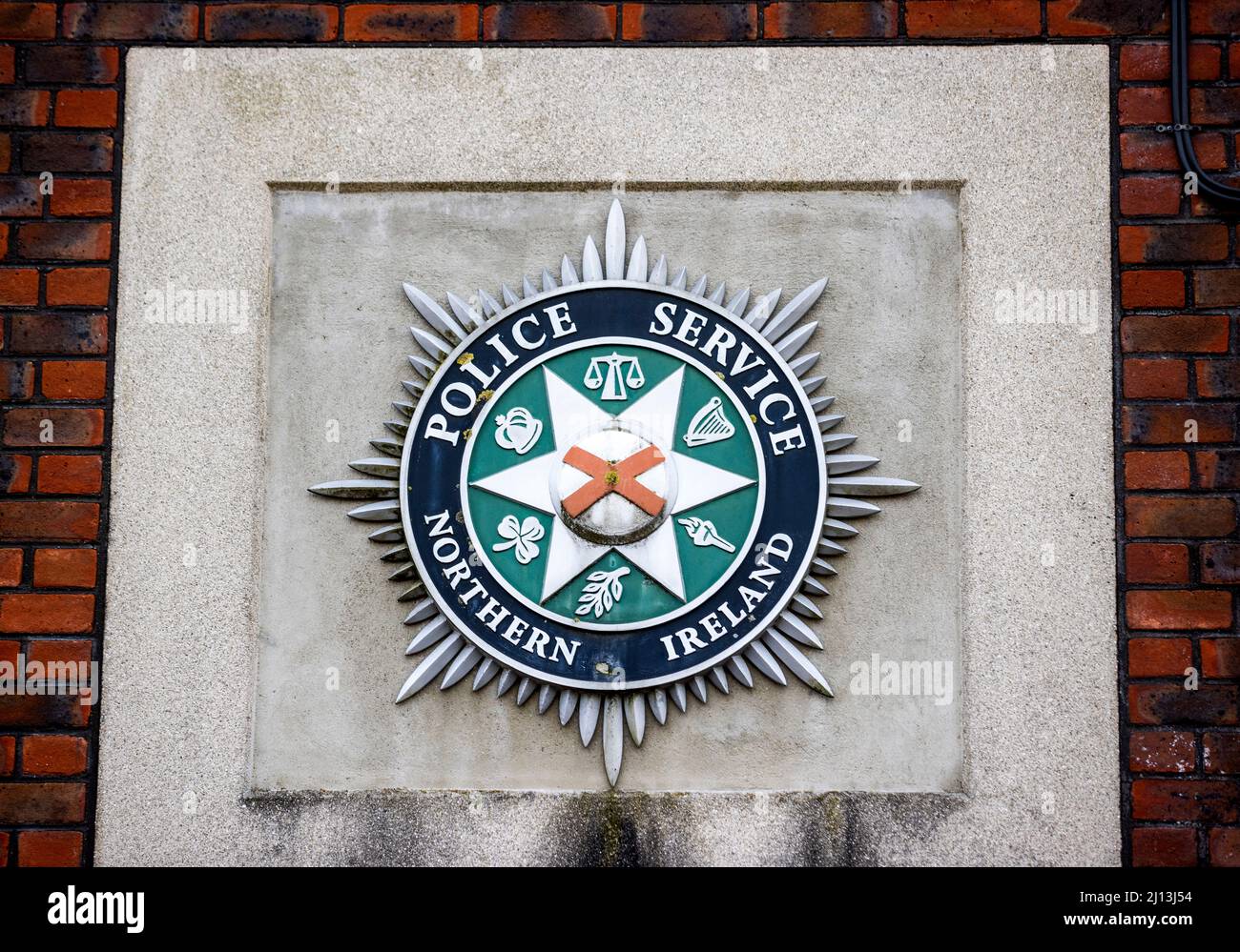 L'écusson du PSNI sur le mur extérieur du poste de police de Lisburn Road dans le sud de Belfast, alors que le niveau de menace terroriste en Irlande du Nord est passé de grave à substantiel pour la première fois en 12 ans, a annoncé le secrétaire d'État Brandon Lewis. Date de la photo: Mardi 22 mars 2022. Banque D'Images