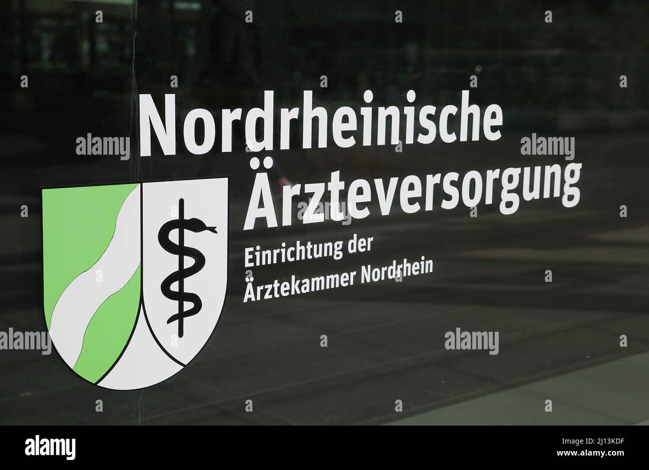 Düsseldorf, Allemagne - mars 9. 2022: Gros plan du lettrage du logo allemand nordrheinische Ärzteversorgung à l'entrée du bâtiment Banque D'Images