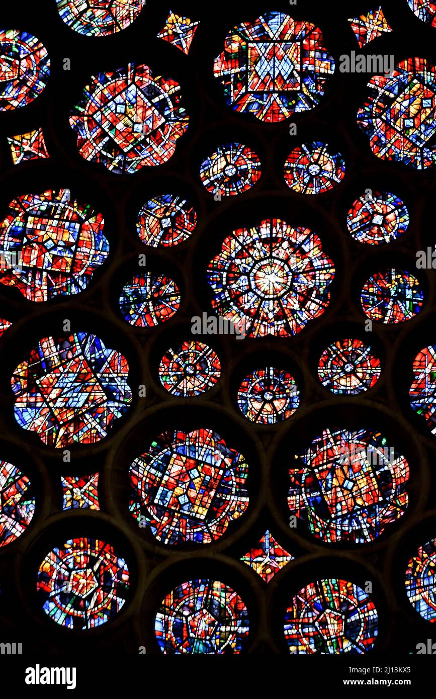 La fenêtre en vitraux d'une église est ronde avec des détails circulaires complexes Banque D'Images