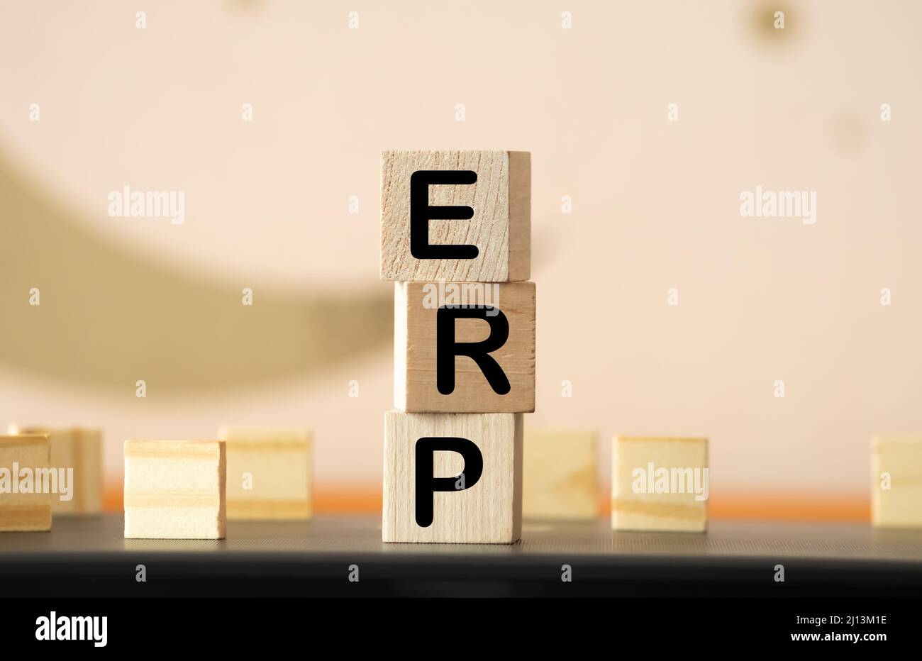 ERP Enterprise Resource Planning écrit sur un cube en bois dans un bureau Banque D'Images